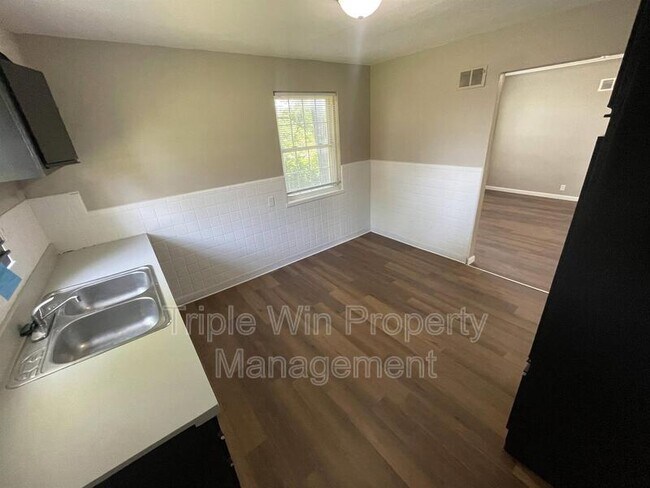 Building Photo - 7117 Forest Hill Dr