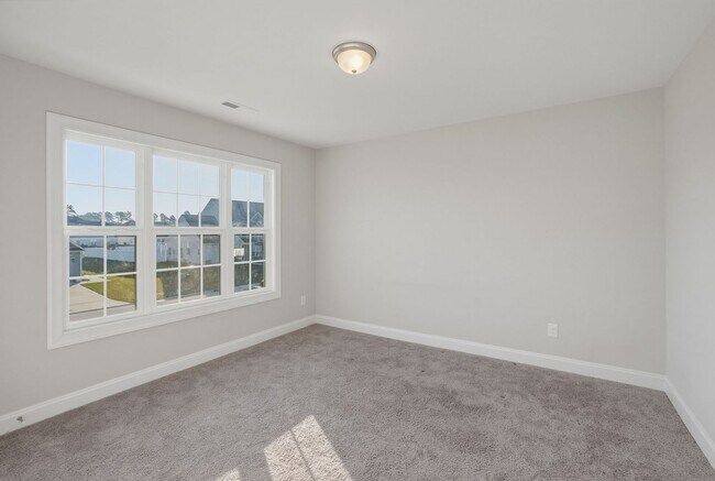 Building Photo - 5 bedroom waterfront property