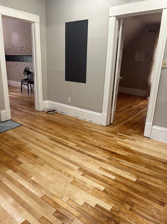 Building Photo - 4 Bdr/2Bath Spacious Home Available