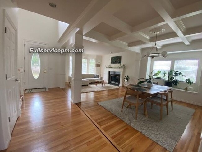 Building Photo - Beautiful Federal Way home you don't want to miss