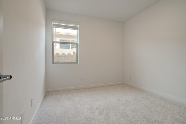 Building Photo - 16845 W Evergreen Rd