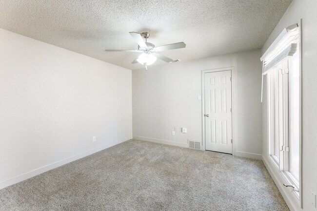 Building Photo - Spacious 3/2/2