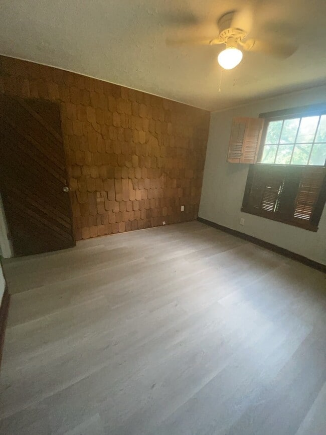 Building Photo - 523 Woodbury Rd