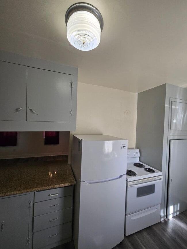 Building Photo - Pet Friendly 2 Bedroom House with a Storag...
