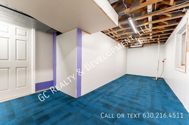 Building Photo - *** TWO WEEKS FREE RENT! 2600 SQ FT / 2 WE...