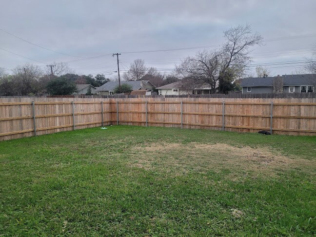 Large backyard backing up to a greenspace - 1824 Bayland St