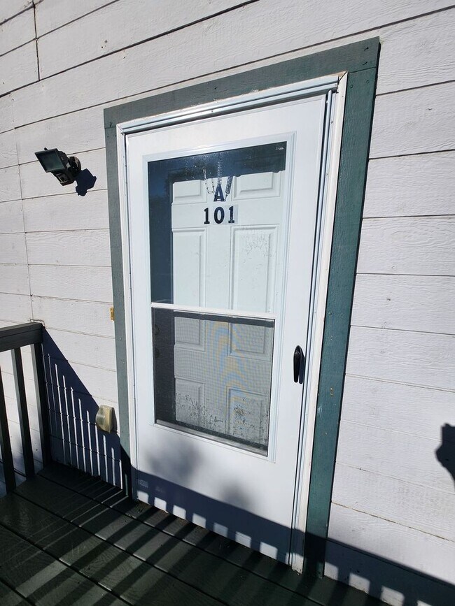 Building Photo - 803 S Logan Ave