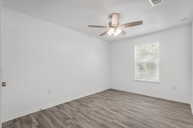 Building Photo - Spacious 4-Bedroom Townhome