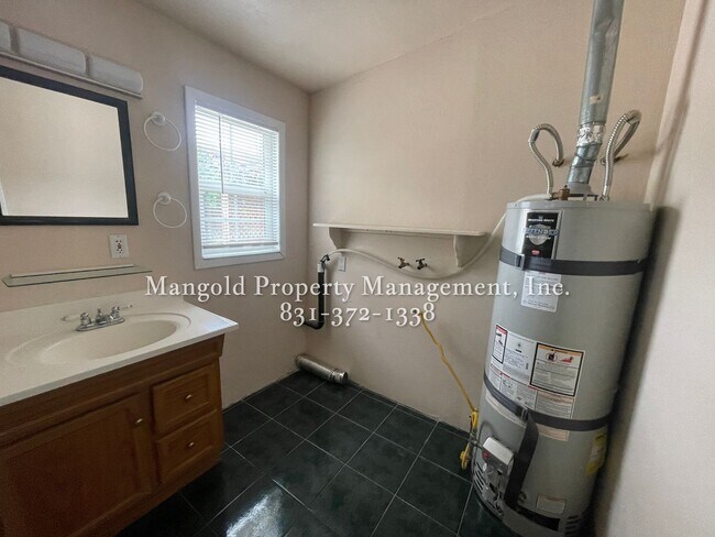 Building Photo - 2-Bedroom PLUS Loft Home Downtown Monterey