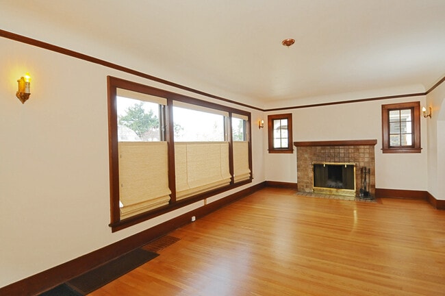 Building Photo - Beautiful Craftsman Home in Desired Neighb...