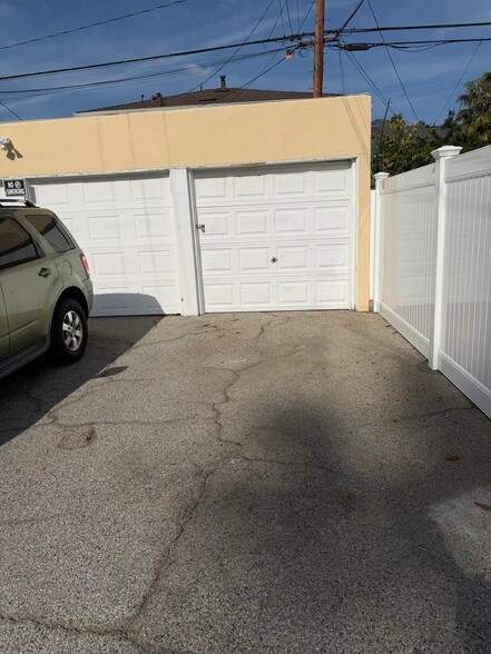 Building Photo - 801 W Glenoaks Blvd