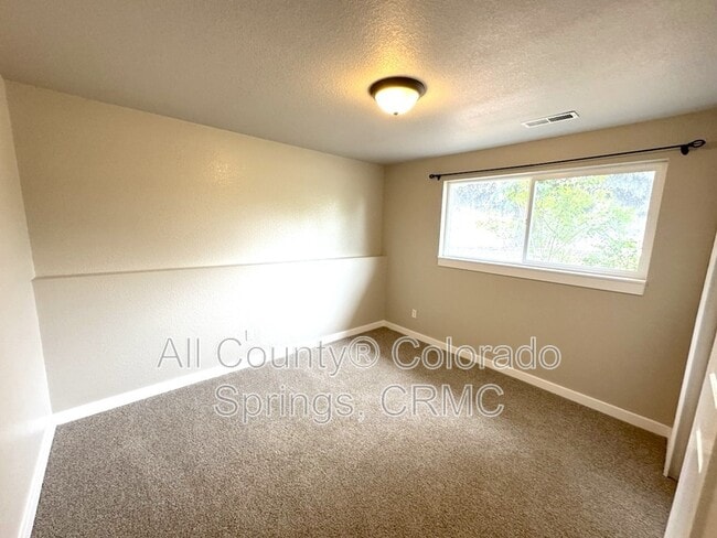Building Photo - 1480 Hiawatha Dr