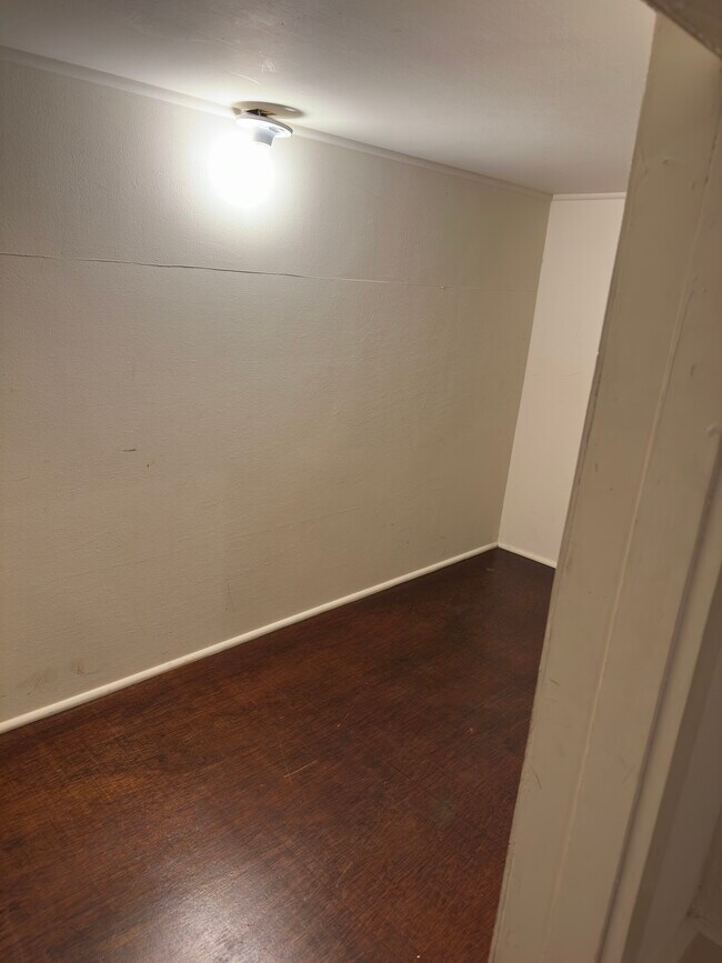 Building Photo - 906 N 6th St