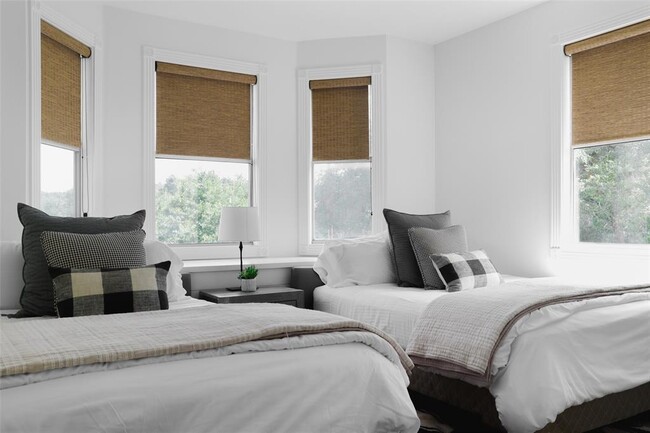 Building Photo - 11505 SW Oaks