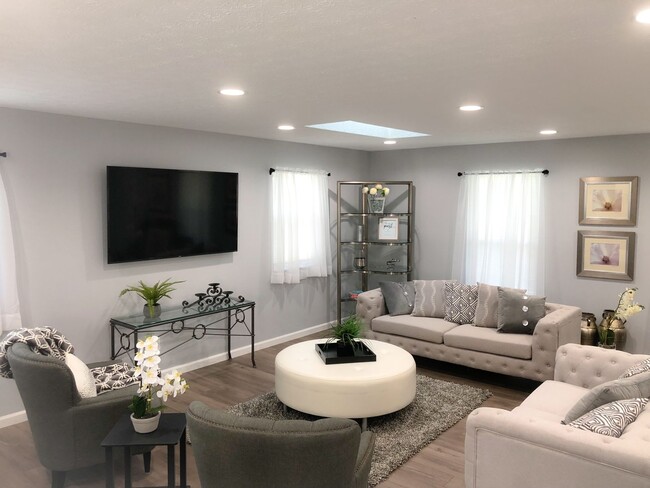 Building Photo - Fully Furnished Short-term rental Includes internet, cable, washer, dryer, etc