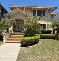 Building Photo - Fabulous Bankers Hill location 3 Bedroom Top-floor duplex unit
