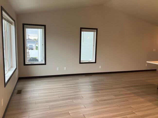 Building Photo - 4 Bed 3 Bath Single Family Home