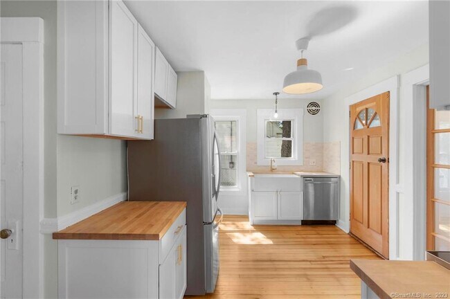 Building Photo - 22 Sycamore Ln