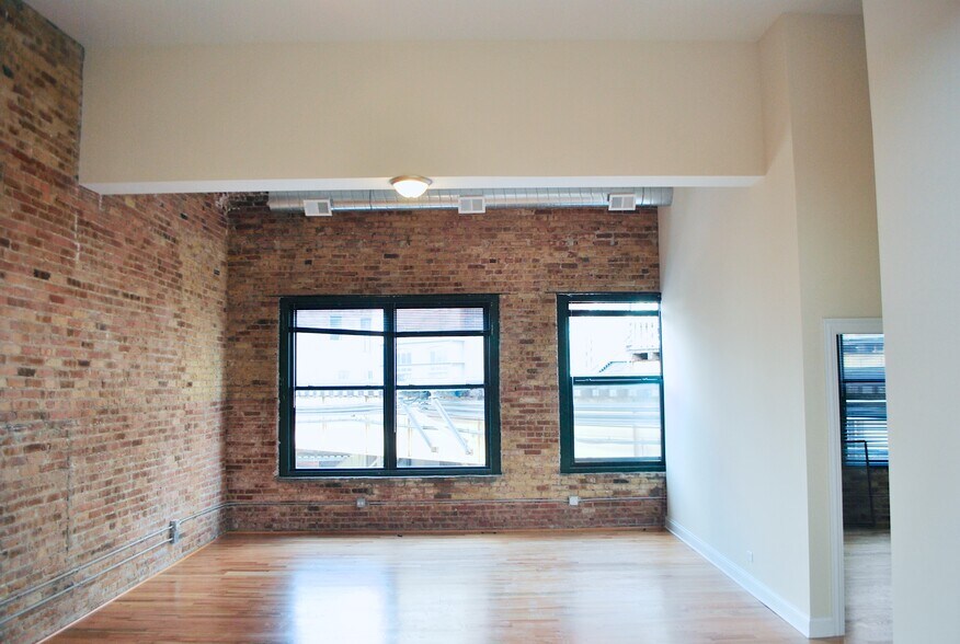 Building Photo - 2025 W North Ave