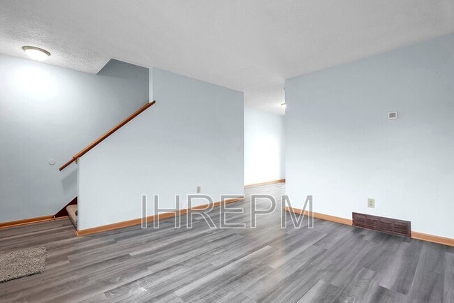 Building Photo - 1726 River Bend Rd