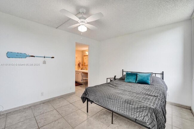 Building Photo - 1911 Sabal Palm Dr
