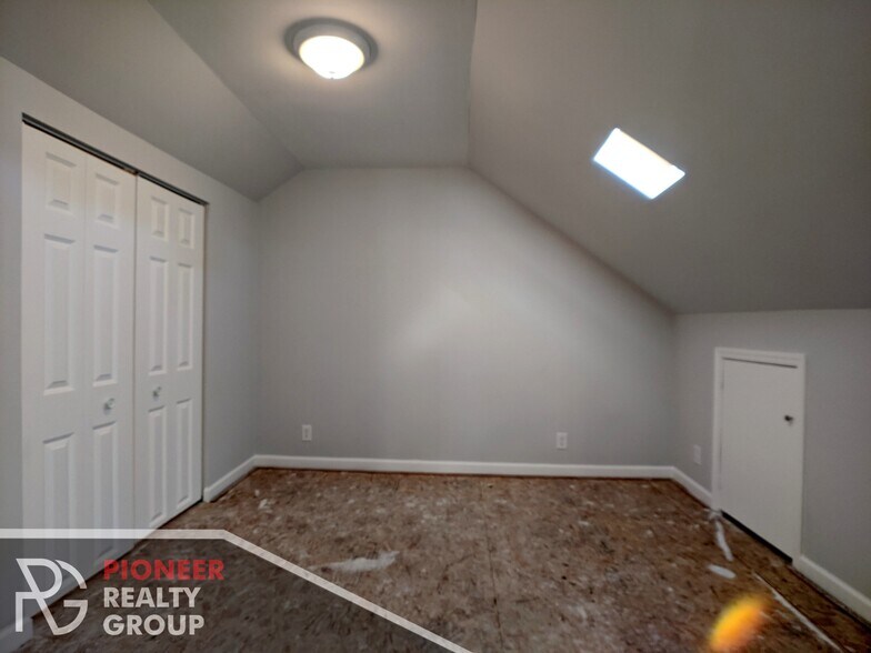 Building Photo - 1520 W Melrose St