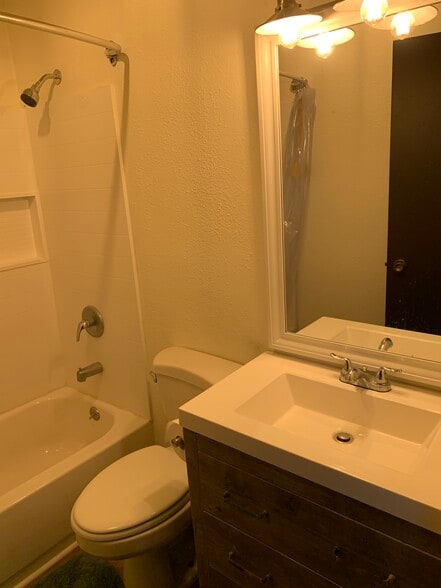 Master Bath -1 - 1125 Custer Ave