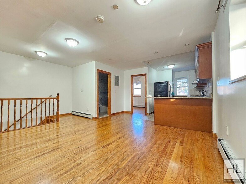 Primary Photo - Spacious 3-Bedroom Apartment in Woodside