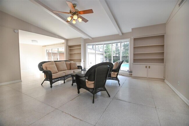 Building Photo - 1215 Briarpark Dr