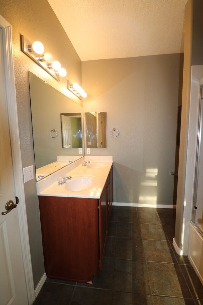 Building Photo - 601 Menaul Blvd NE