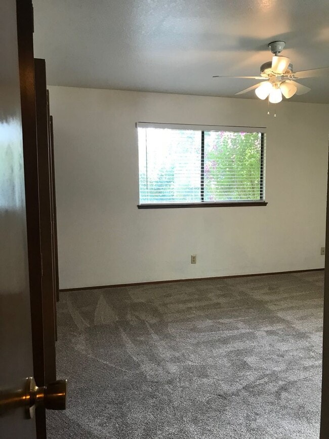 Building Photo - Nice well cared for home in desirable Edge...