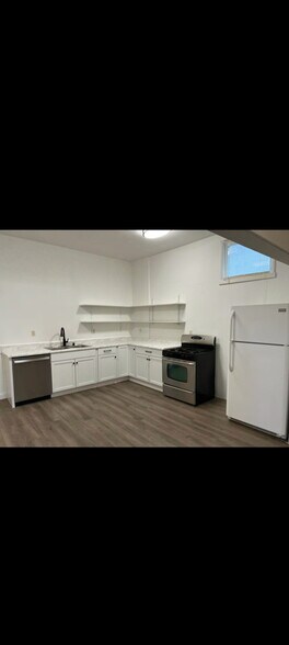 Building Photo - 132 E Main St