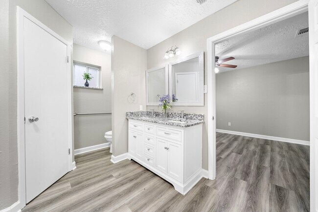 Building Photo - 4526 Sloangate Dr