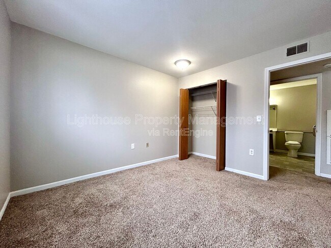 Building Photo - 587 W Randall St