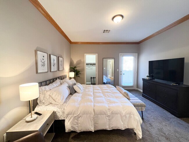 Building Photo - 3555 Meridale Dr