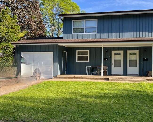 Building Photo - 3 Bedroom home with garage, laundry and fenced yard!
