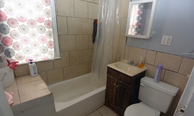 Building Photo - 10 Brackett St