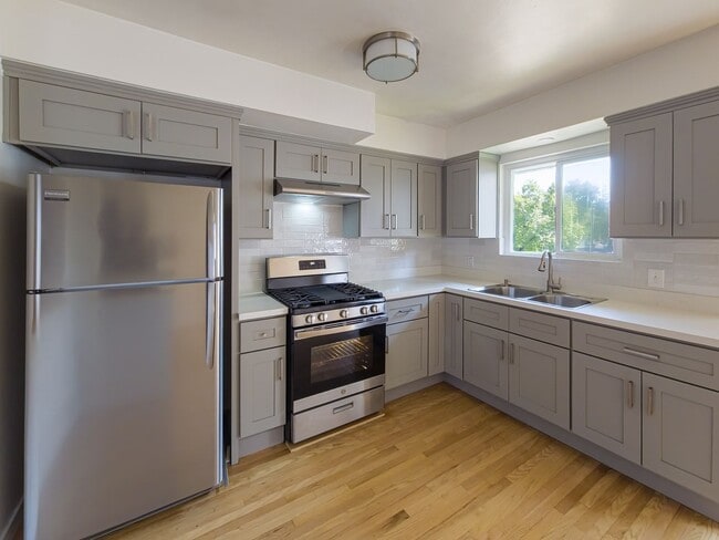 Building Photo - 2BD/1BA In LA's most Vibrant and Eclectic ...