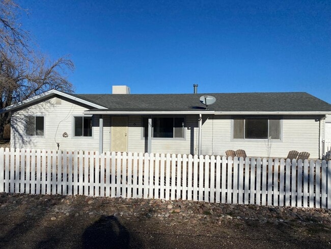 Building Photo - 552 E Lamarcia Dr