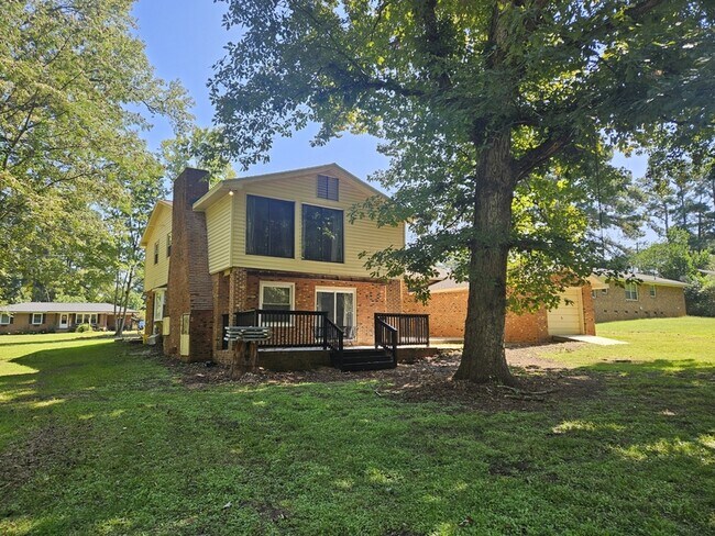Building Photo - 415 College Dr