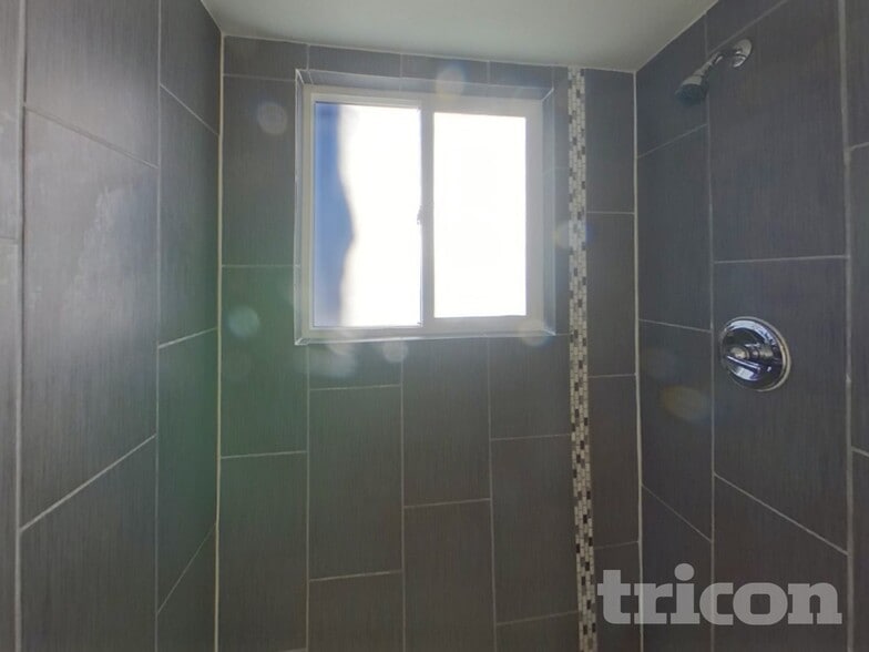 Building Photo - 4985 Montebello Dr