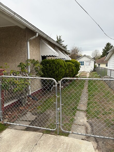 Large driveway with gate - 1346 W North St
