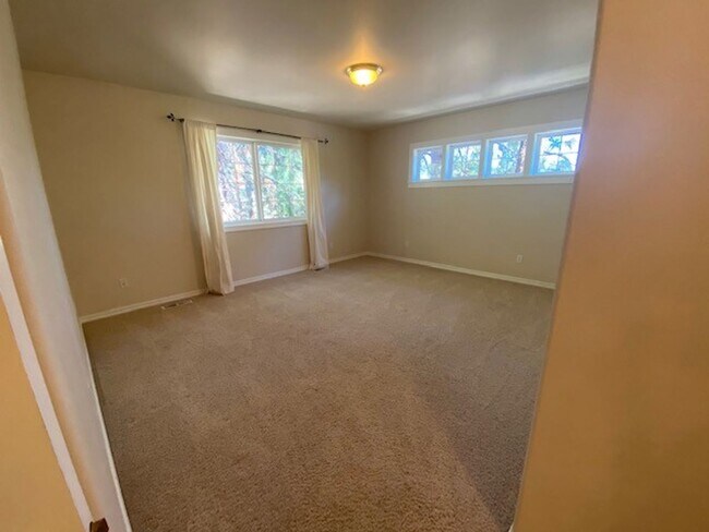 Building Photo - MOVE IN SPECIAL $500 OFF FIRST MONTHS RENT IF MOVED IN BY January 2026/ Location Location