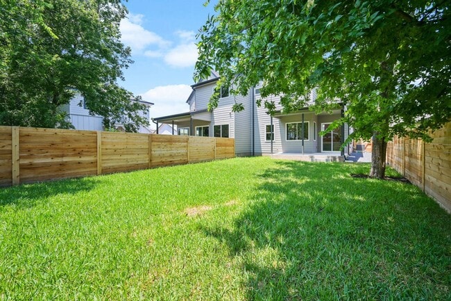 Building Photo - Premium Central Austin New Construction