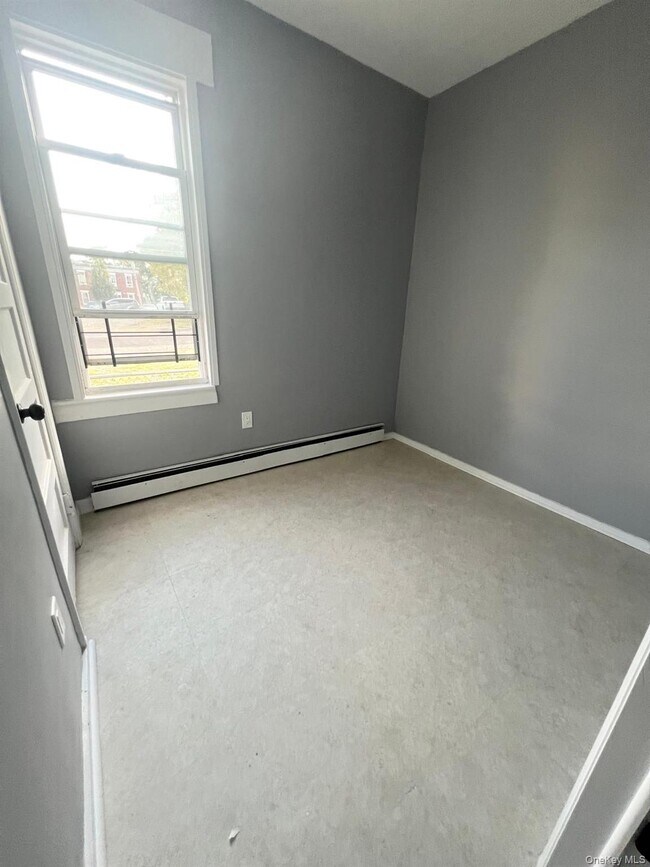 Building Photo - 12 Riverview Pl