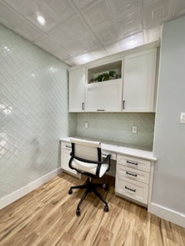 Building Photo - Fully renovated executive home