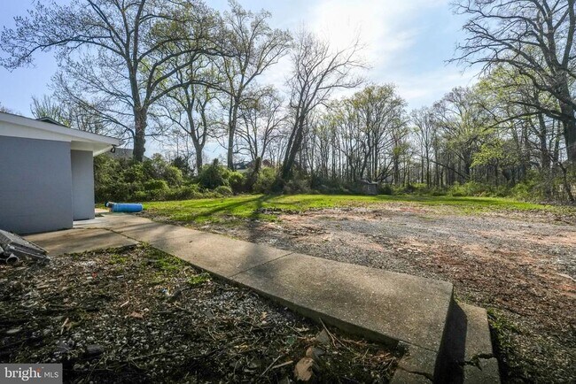 Building Photo - 8665 Center Rd