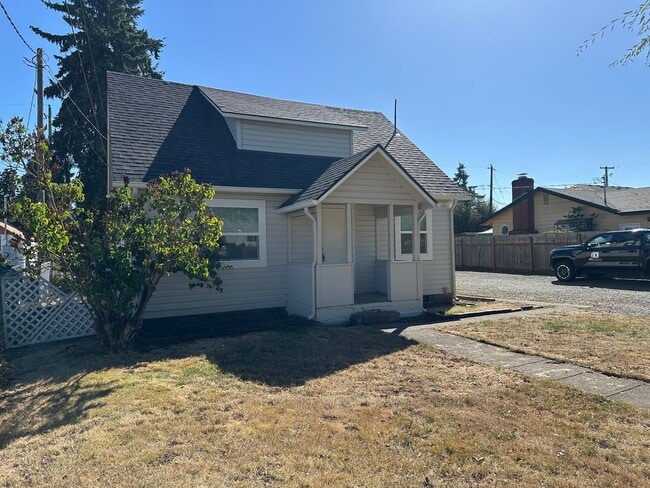 Building Photo - Updated 3 bedroom 1 bathroom house! MOVE I...