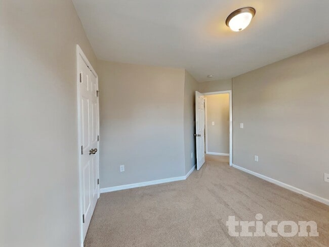 Building Photo - 45 Red Coat Dr