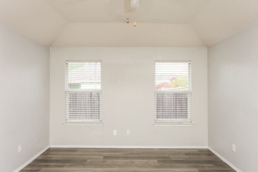 Building Photo - 433 Heritage Dr